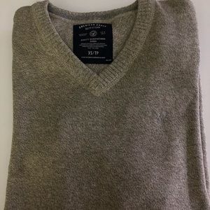 Men’s American Eagle V-neck sweater